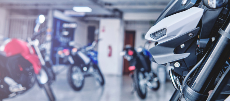 Motorräder in einer Garage