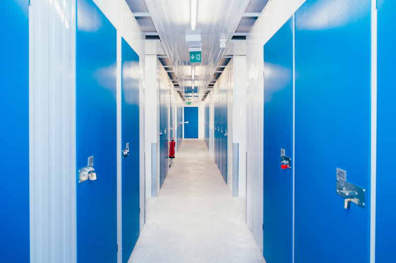 Ein Gang mit Lagerräumen bei MyPlace mit den charakteristisch blauen Türen
