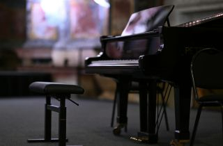 Ein Klavier steht in einem dunklen Raum