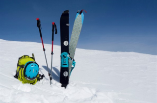 Skier und Skistöcke stecken im Schnee